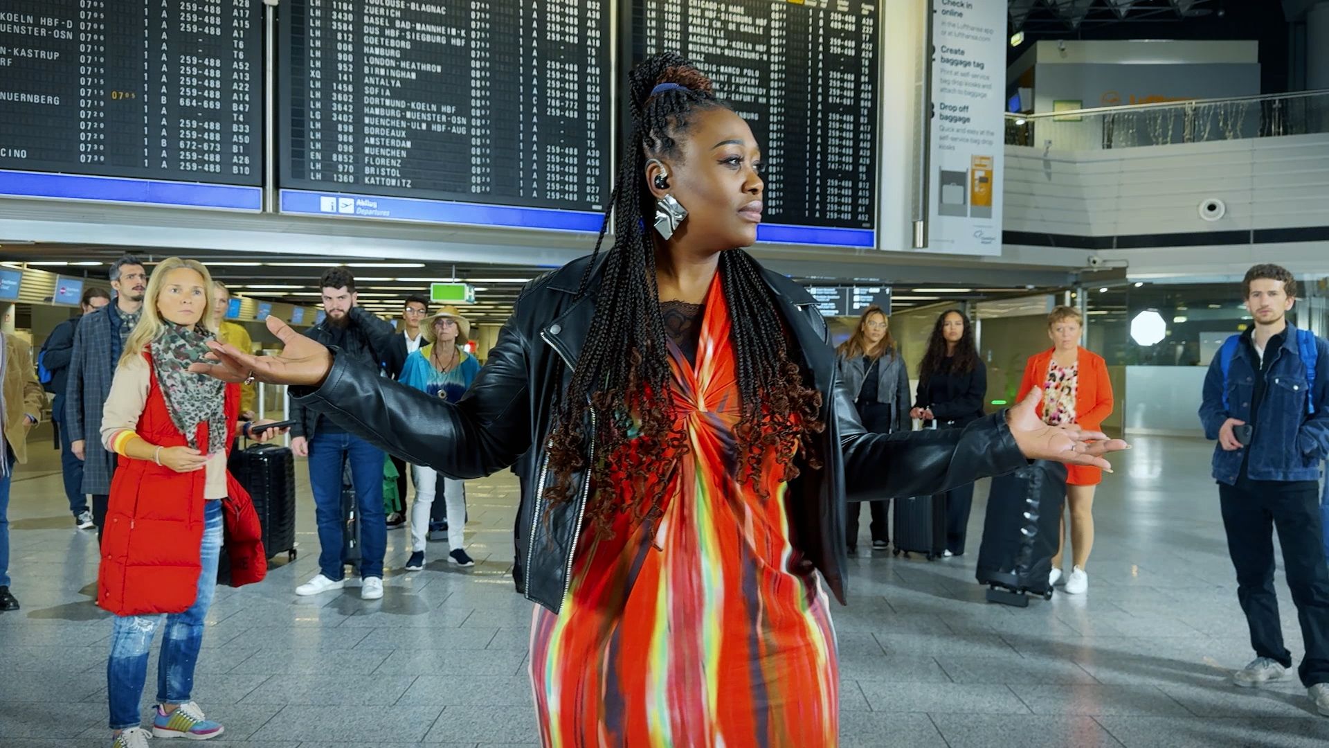 Bild zu „FLY WITH LOVE“ – Flashmob am Airport Frankfurt!