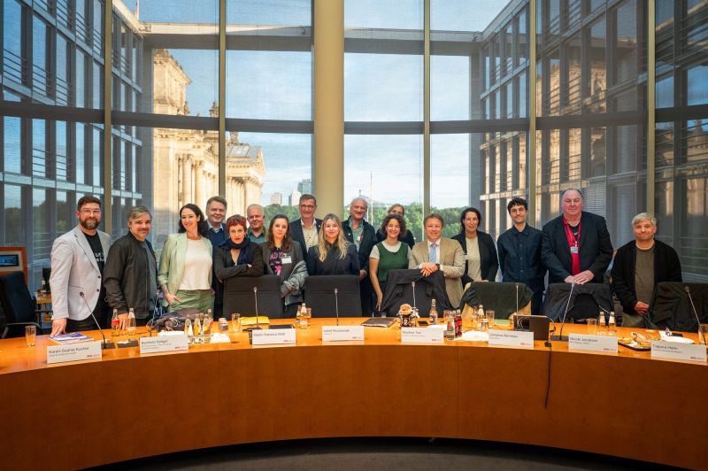 Bild zu Grenzen der Freiwilligkeit von Ticketabgaben im Bundestag debattiert: Live Music Fund fordert politische Unterstützung für die Clubkultur