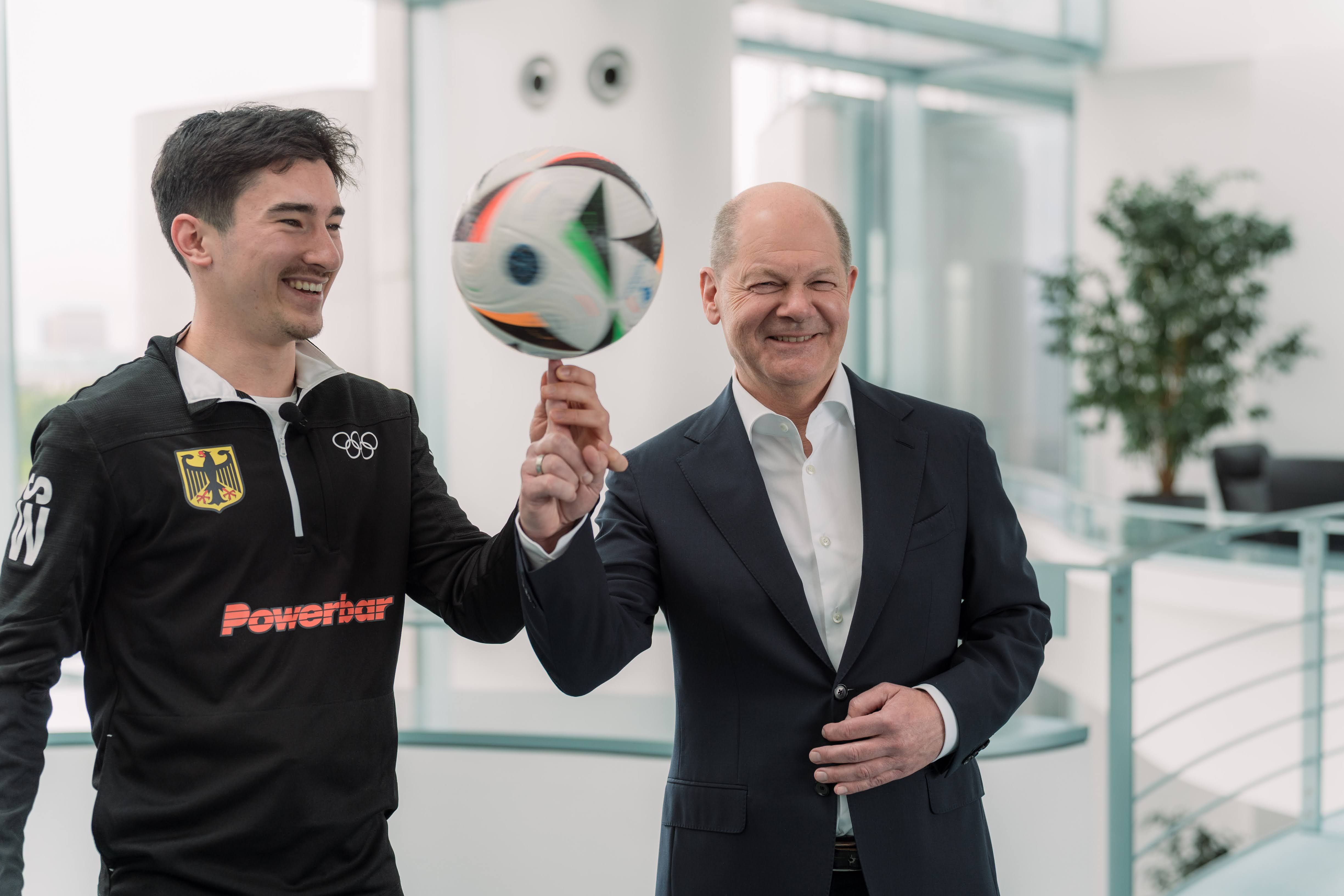 Bild zu Freestyle Fußball mit dem Kanzler