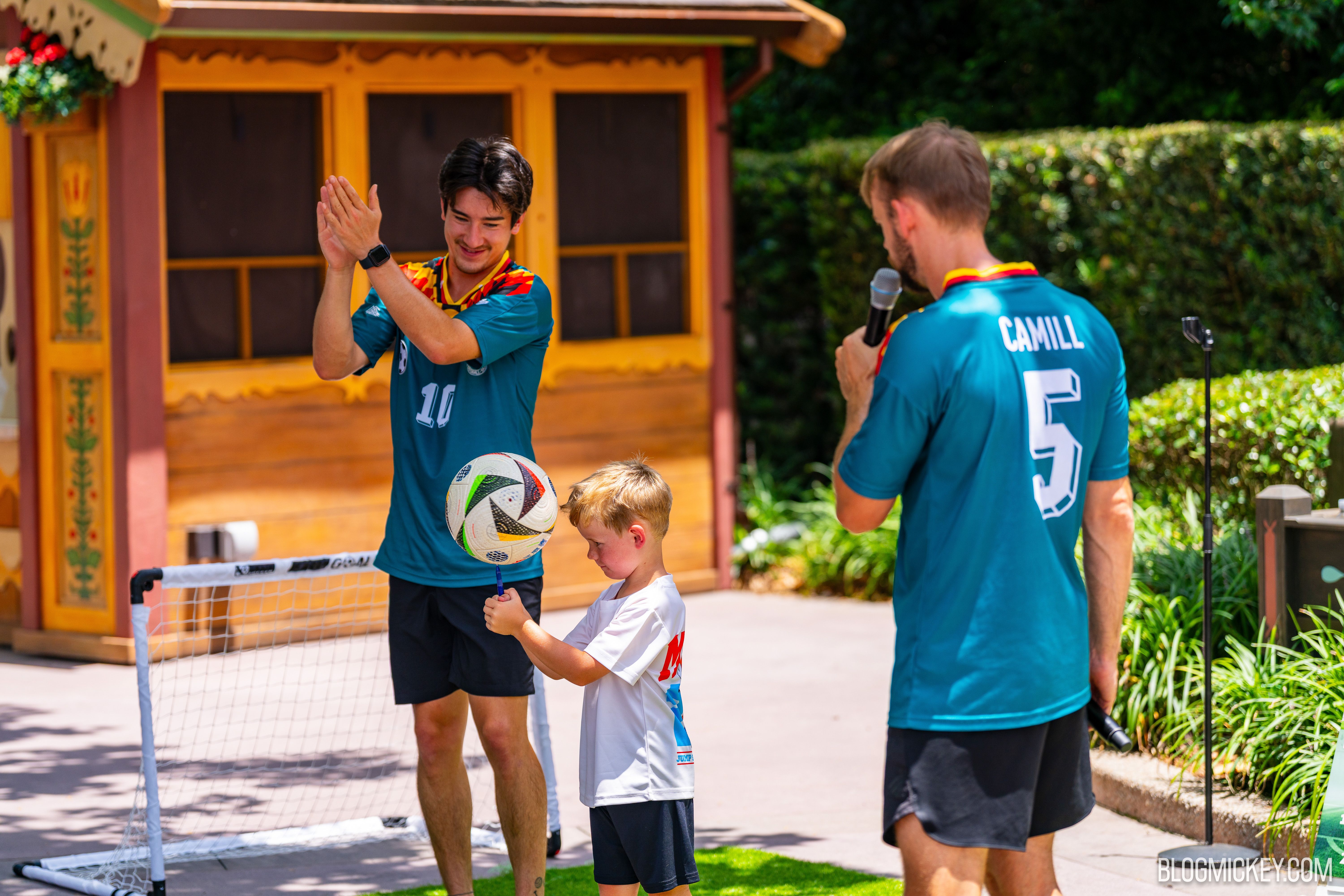 Bild zu German Freestyle Soccer Duo - Walt Disney World