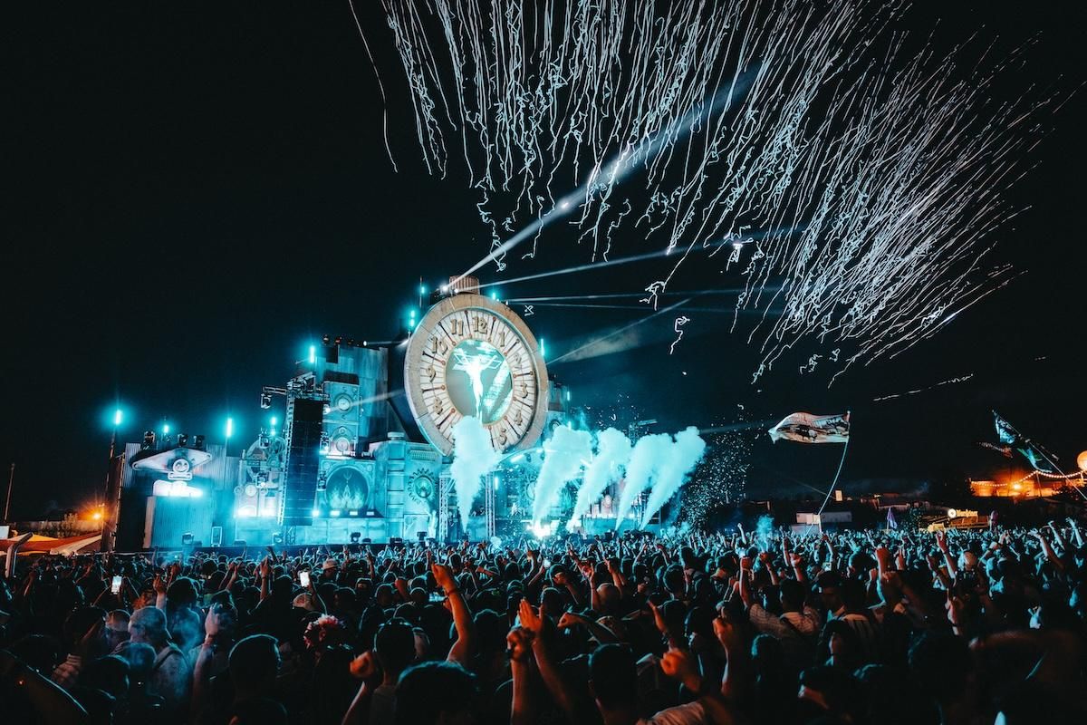 Bild zu PAROOKAVILLE präsentiert Artists für Pre-Opening-Party Erstmals 360-Grad Bühnenerlebnis im Desert Valley