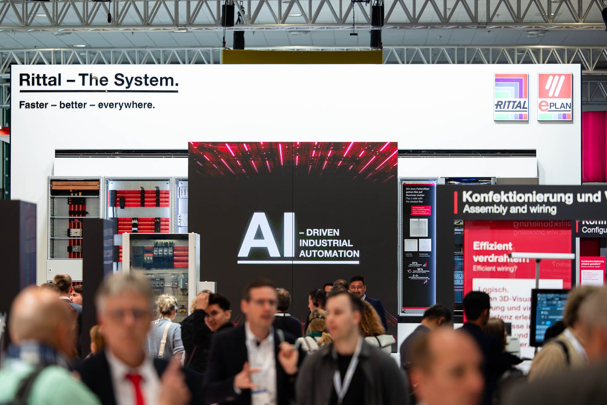Bild zu Fahr- und teilbare LED Wand zur Produktinszenierung auf dem Messestand von Rittal LED