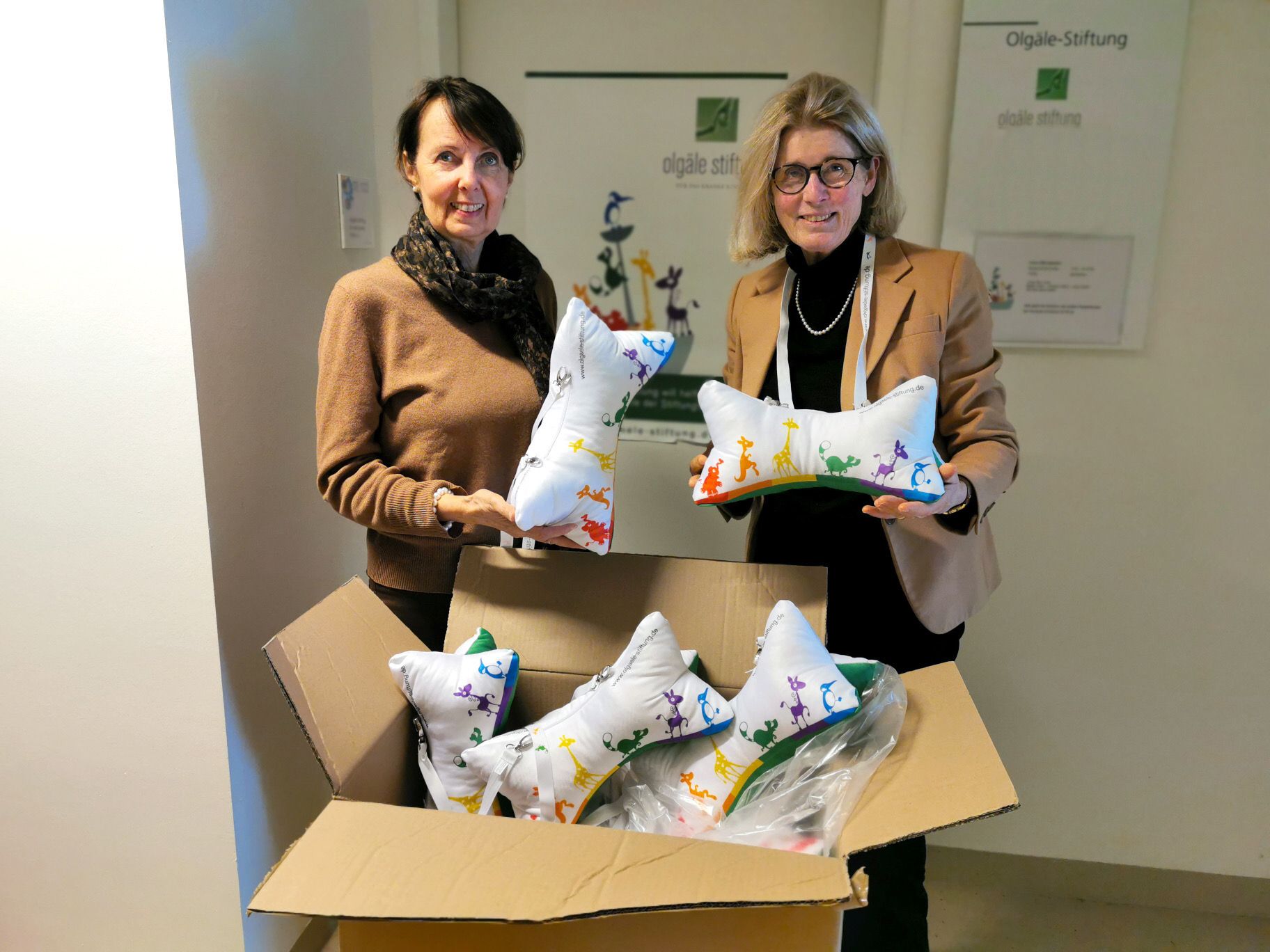 Bild zu Dommer Stuttgarter Fahnenfabrik spendete 50 Nackenkissen an die Olgäle-Stiftung für das kranke Kind e.V.