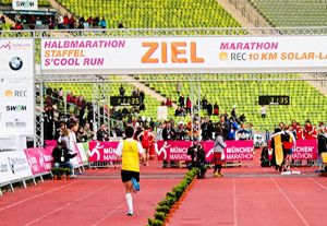 Bild zu Länge, die beeindruckt - allbuyone produziert Endlosbanner für den München Marathon 2011