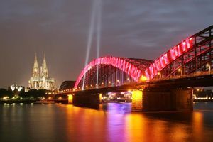 Bild zu all buy one liefert Gaze für Brückenverkleidung bei Kirchentag in Köln - Bannerverkleidung par excellence