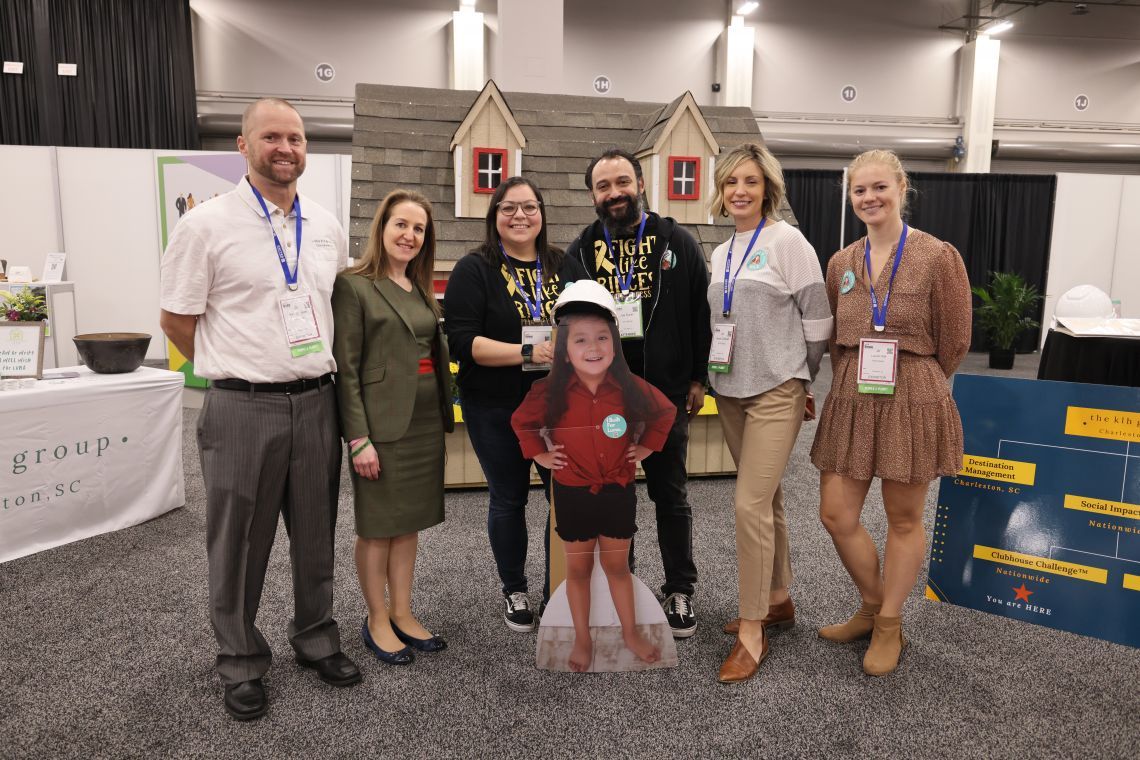 Bild zu IMEX America attendees join community effort in Clubhouse construction