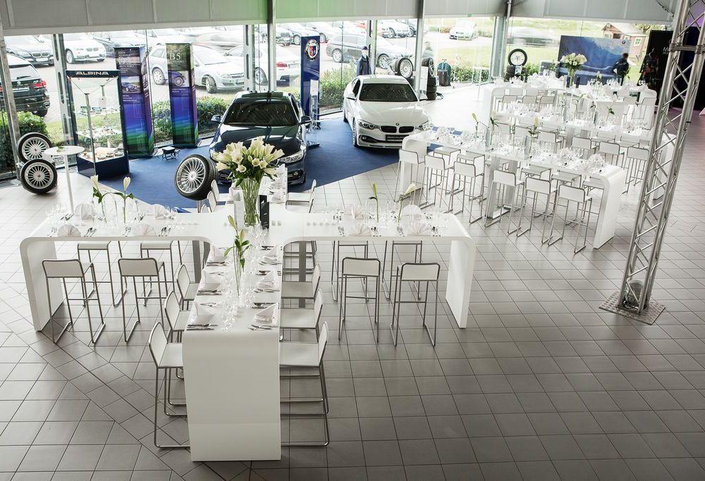 Bild zu BMW-Fahrzeugpräsentation im Autohaus Schaal Platzsparer für 24 Personen
