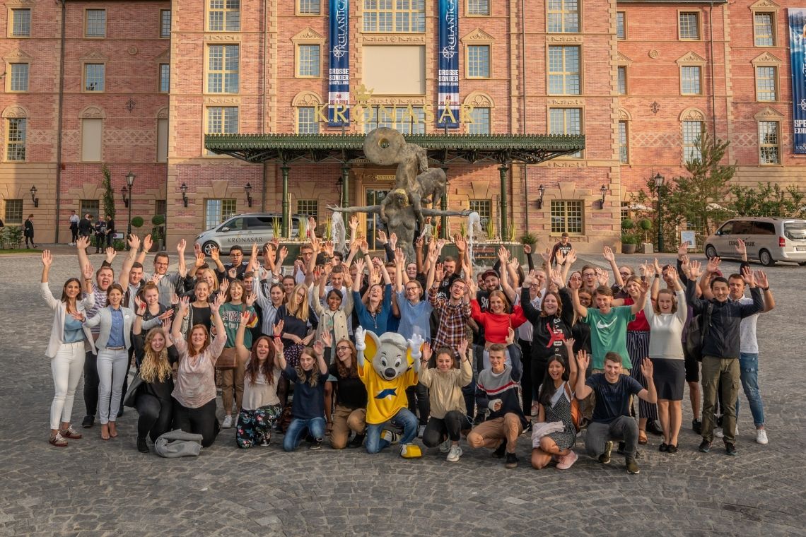 Bild zu Junge Menschen starten im Europa-Park - Neue Crew geht auf Entdeckungsreise