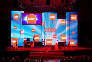 Bild zu CeBIT-Opening - Transparente LED-Technik von Gahrens + Battermann