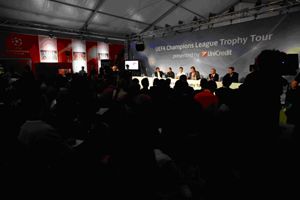 Bild zu dlp-motive stellte die Veranstaltungstechnik für die Ausstellung der ´UEFA Champions League Trophy Tour 2009 presented by UniCredit`