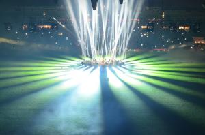 Bild zu Spektakuläre Lichtshow bei Tribüneneinweihung des FC Union in Berlin.