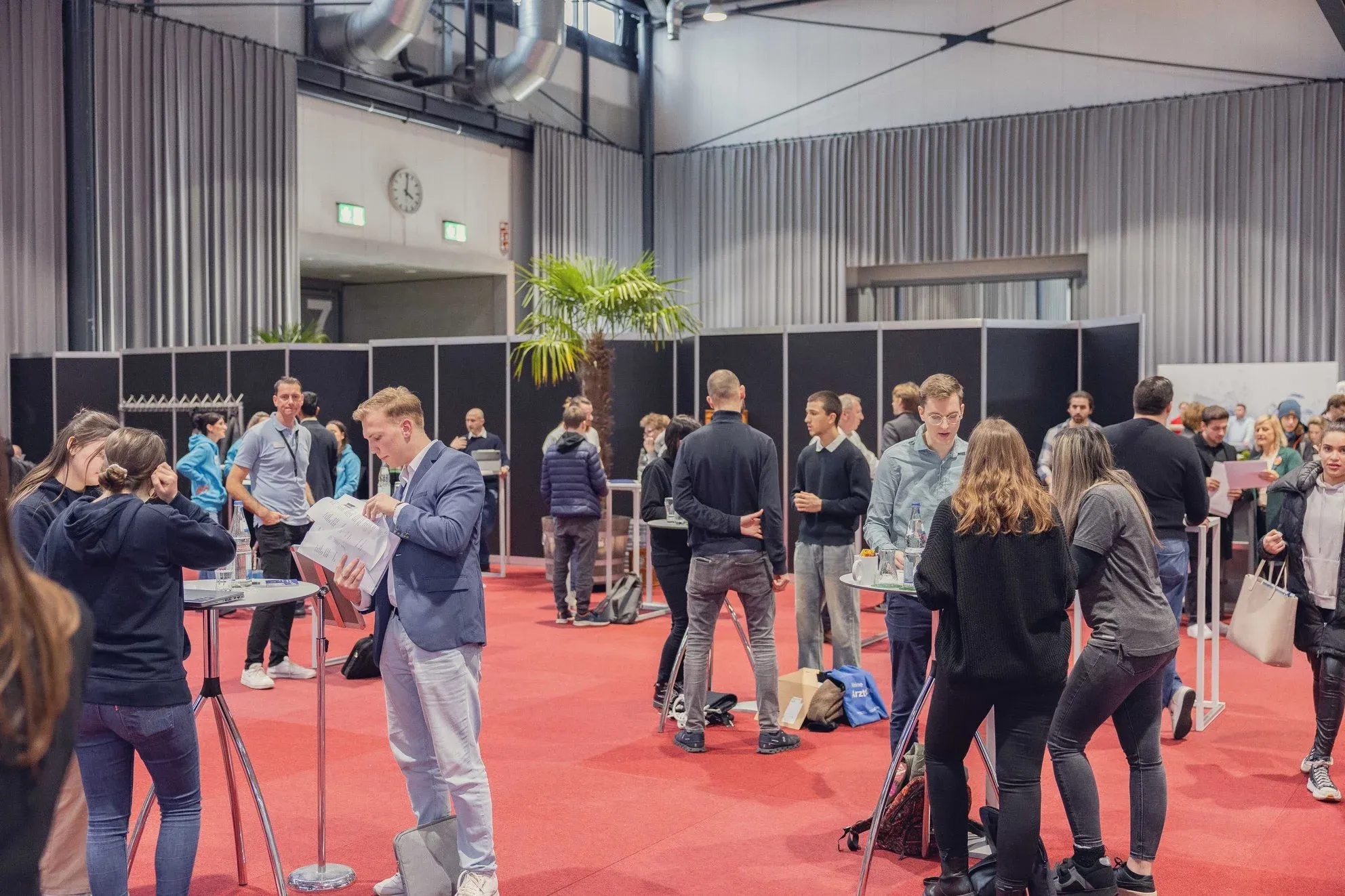Bild zu 11.500 Besucherinnen und Besucher auf der Job-Start-Börse und der Job-messe Gesundheit & Pflege in der Messe Freiburg