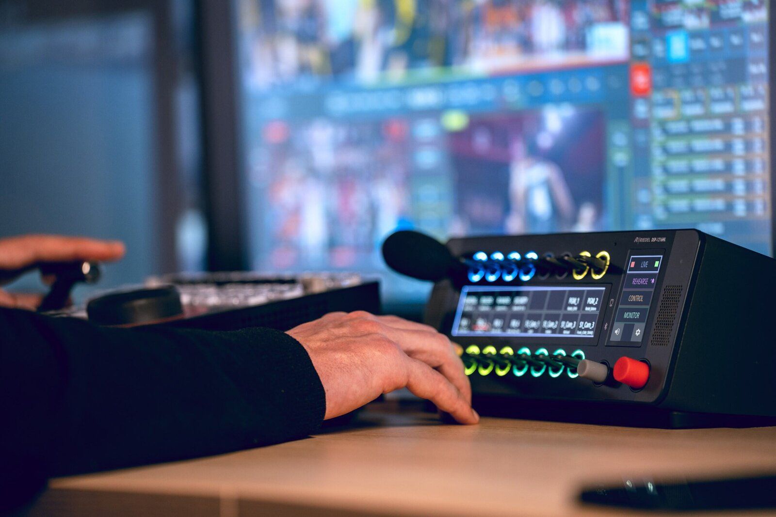 Bild zu RIEDEL ERWEITERT 1200ER SMARTPANEL-FAMILIE UM DSP-1216HL DESKTOP SMARTPANEL