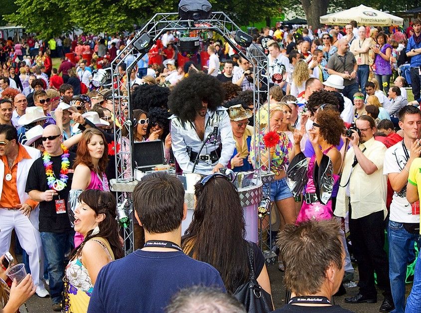 Bild zu Danceparader im August im Erlebnispark Tripsdrill