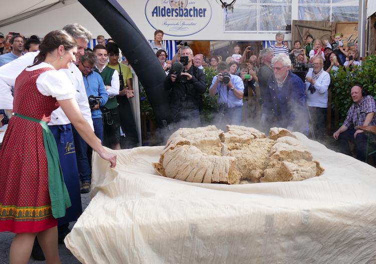 Bild zu Rekordversuch: Aldersbacher XXL-Knödel zerfällt
