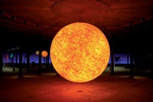 Bild zu Ausstellung ´Sternstunden - Wunder des Sonnensystems` eröffnet - Kalle Krause unterstützt Ausstellungsgestaltung im Gasometer Oberhausen