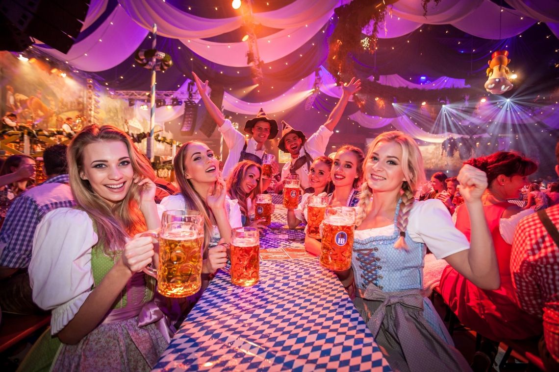 Bild zu Wiesn-Atmosphäre in Deutschlands größtem Freizeitpark – Zünftig feiern beim Oktoberfest im Europa-Park