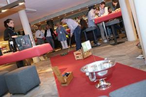 Bild zu XING - Köln Bürogolf-Turnier im Dorint Hotel - Kommunikation zwischen Hotelbetten und Aktenordnern