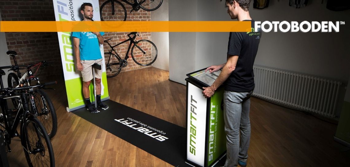 Bild zu Individuell bedruckbare FOTOBODEN™-Matte: Perfekte Lösung für Kundenvermessung beim Fahrradkauf