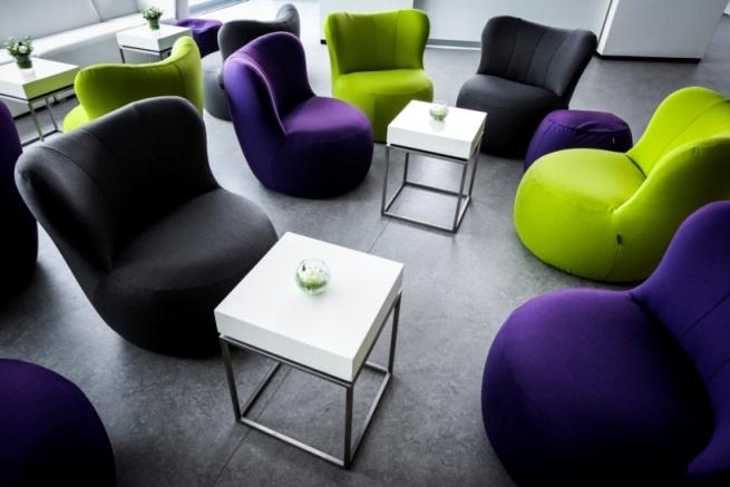 Bild zu Blau, grün, anthrazit und brombeerfarben - die neuen Sessel und Poufs Freistil 173