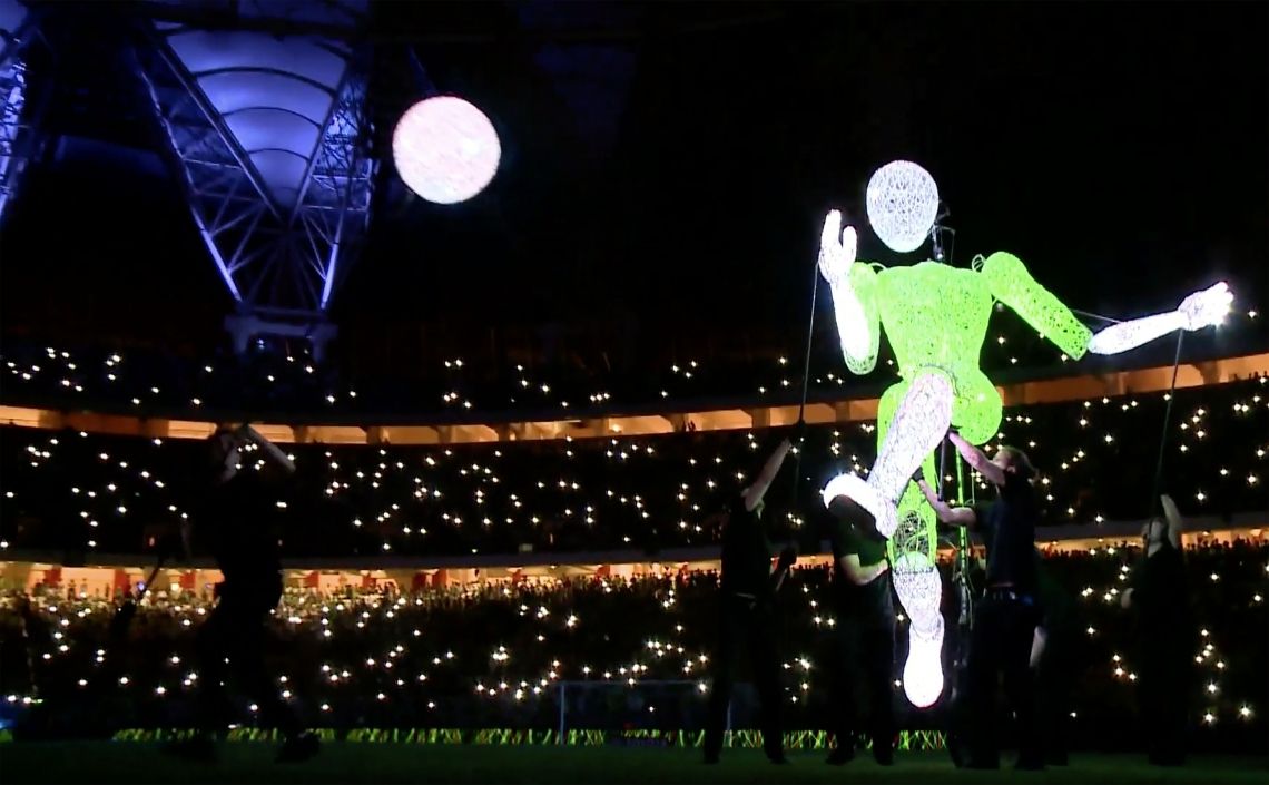 Bild zu DUNDU – Mehr als ein Weltfußballer – Die Giganten des Lichts im Stadion