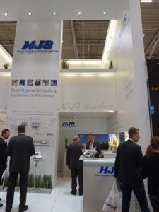Bild zu bauma 2010 - Abgasspezialist HJS Fahrzeugtechnik betraut Kalle Krause mit innovativer Messepräsenz