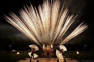 Bild zu Wettbewerb der Pyrotechniker lockt mit Feuerblumen und Feuershow in Karlsruhe und Paderborn