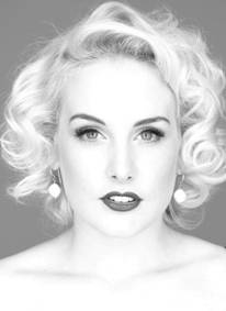 Bild zu Burlesquetänzerin Zoe Scarlett neu bei JL Künstlermanagement