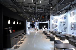 Bild zu dlp-motive beleuchtet Messestand von Sika