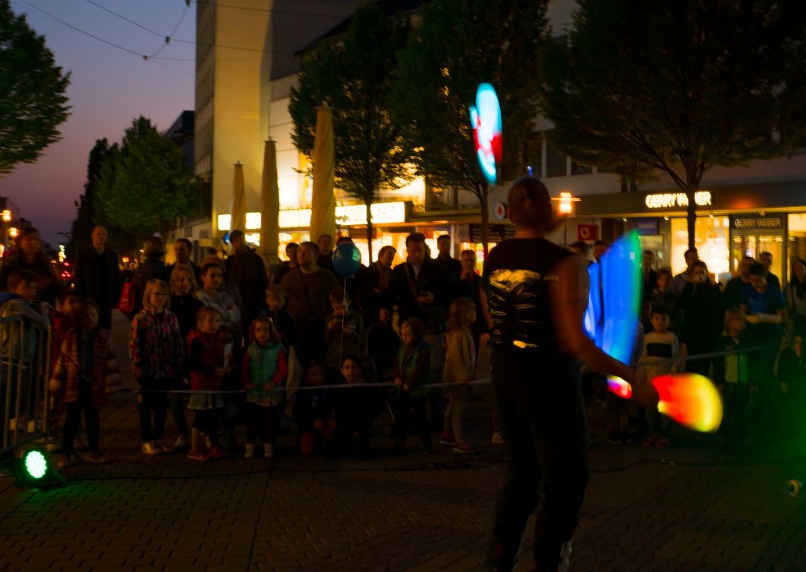 Bild zu LED-Jonglage begeistert Besucher bei „Darmstadt unter Strom“
