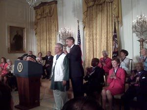 Bild zu Präsident Obama verleiht die „Medal of Freedom“ an Muhammad Yunus