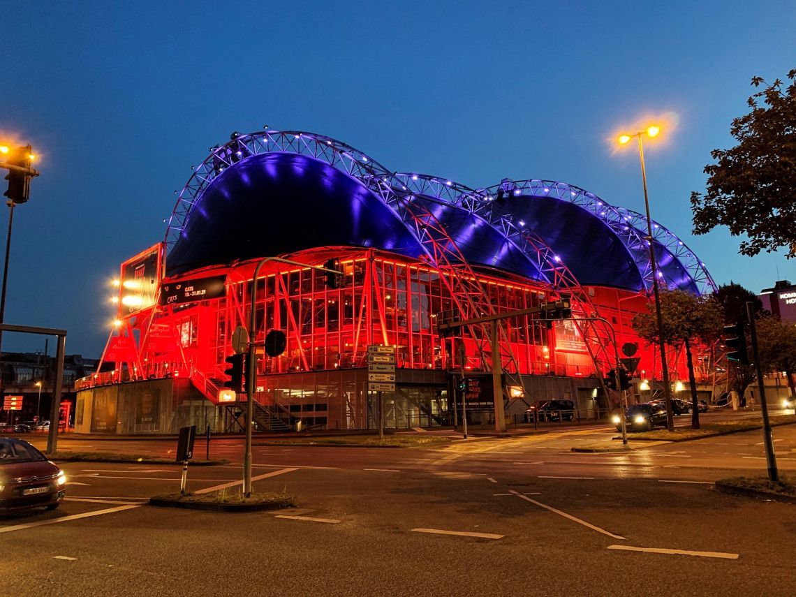 Bild zu Night of Light 2021: Musical Dome Köln und Capitol Theater Düsseldorf leuchten rot.