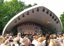 Bild zu Opera-Tent stellt Hauptbühne für das Sommerfest des Bundespräsidenten 2010