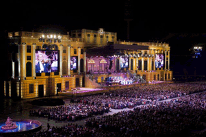 Bild zu Stageco realisierte verfahrbares Schloss für André Rieu