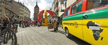 Bild zu Aus Liebe zum Spiel: PUMA geht mit LITOMOBIL auf Afrika Mobil Tour