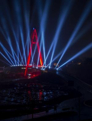 Bild zu Schrägseilbrücke in Raunheim -Gahrens + Battermann inszeniert fulminante Licht- und Audioshow für Brückeneröffnungsfeier