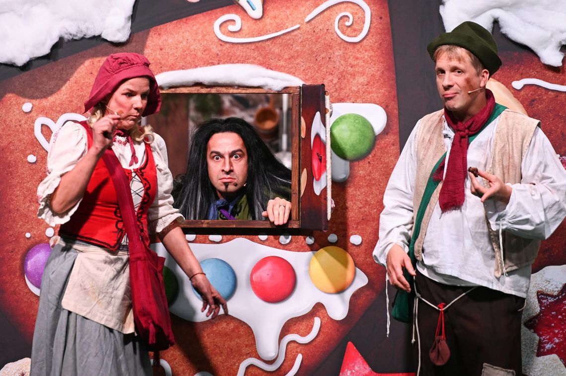 Bild zu Hexe Bülent Ceylan, Hänsel Oliver Pocher und Gretel Mirja Boes in „Die Comedy Märchenstunde“