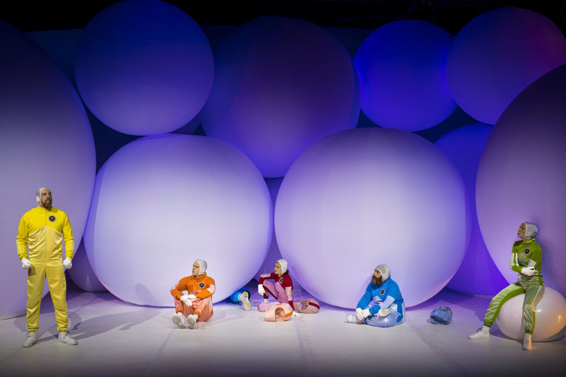 Bild zu Beeindruckende Ballons als Bühnenbild im Schauspielhaus