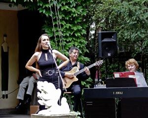 Bild zu Gitarrenklänge im Skulpturengarten Sürth