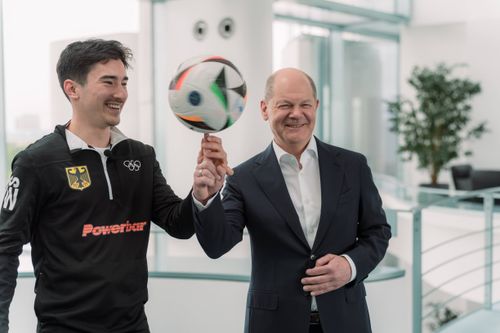 Bild zu Freestyle Fußball mit dem Kanzler