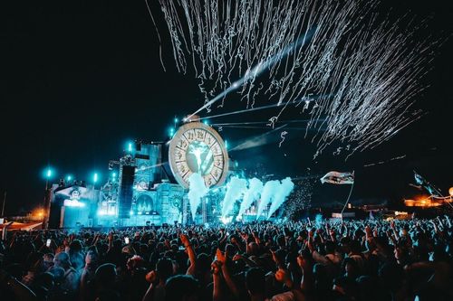 Bild zu PAROOKAVILLE präsentiert Artists für Pre-Opening-Party Erstmals 360-Grad Bühnenerlebnis im Desert Valley