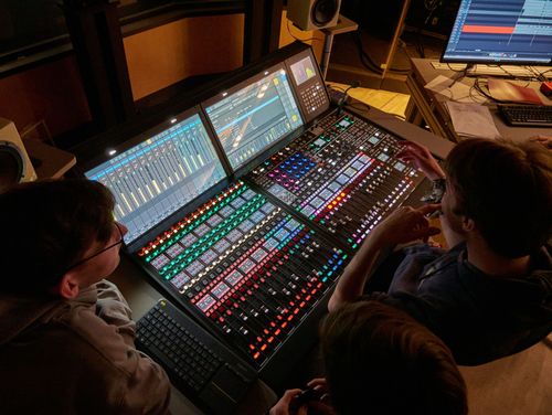 Bild zu Professionelle Ausbildung mit AoIP-Technologie: Hochschule der Medien Stuttgart setzt auf Lawo mc²56