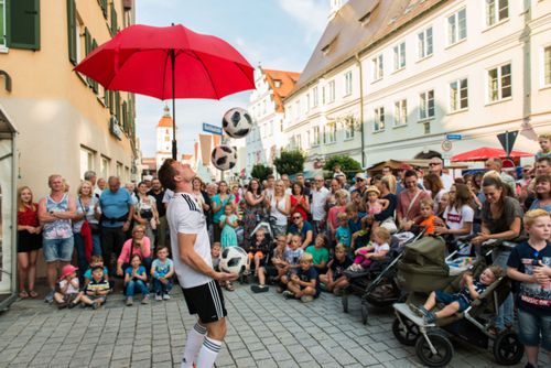Bild zu Interaktive Fußball-Show mit Walking-Act für jedes Stadtfest