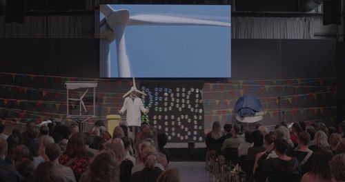 Bild zu Der Umweltmagier eröffnet einen Windpark