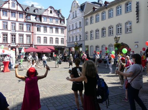 Bild zu Walking-Act – Samba-Drumming