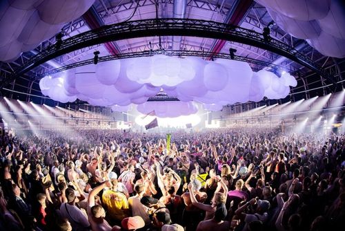 Bild zu Line-Up für PAROOKAVILLE 2026 komplett Face2Face-Konzept erstmalig in der »City of Dreams«
