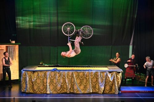 Bild zu „Wilderness“: eine akrobatische Reise in die Natur im GOP Varieté-Theater Bad Oeynhausen