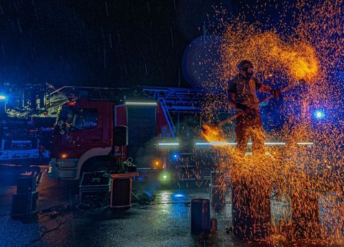 Bild zu Große Flammen zur Fahrzeugweihe der Feuerwerks-Drehleiter