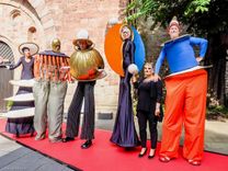 Triadisches Ballett – Ein Walk-Act auf Stelzen