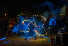 Funkelnde Lichter und glühende Flammen: Die Feuershow „Classic Fire“ für Weihnachtsfeiern